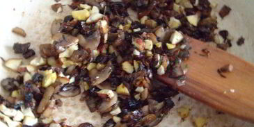 жаркое из грибов, каштанов и фундука