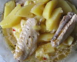 Жаркое из куриных крылышек и картофеля