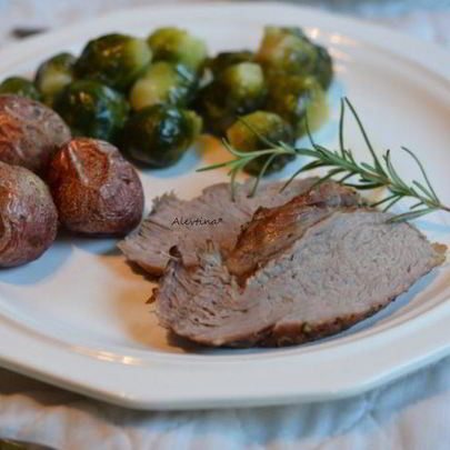 Жаркое из свинины с чесноком и розмарином