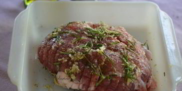 жаркое из свинины с чесноком и розмарином