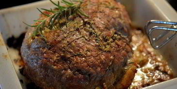 жаркое из свинины с чесноком и розмарином