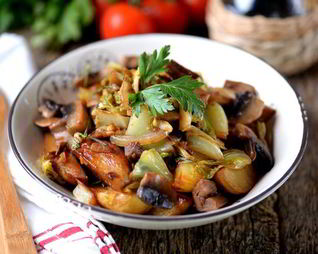 Жаркое из свинины с картофелем и горчичным соусом