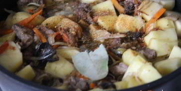 жаркое из свинины с картофелем и сушеными грибами