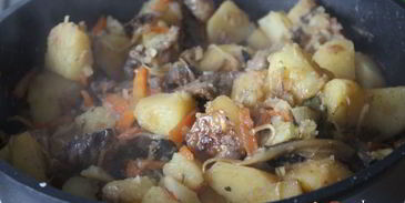 жаркое из свинины с картофелем и сушеными грибами