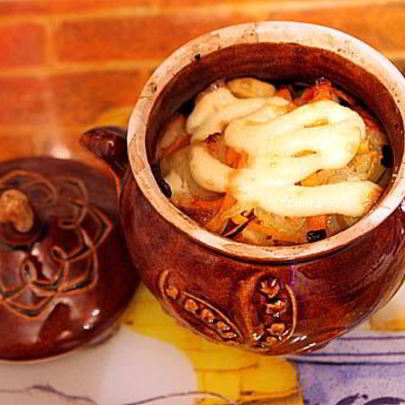 Жаркое с грибами в горшочках