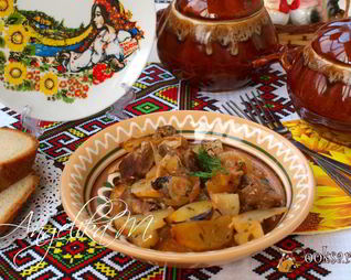 Жаркое с мясом, картофелем и грибами в горшочках