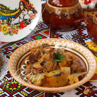 Жаркое с мясом, картофелем и грибами в горшочках