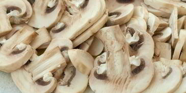 жаркое с мясом, картофелем и грибами в горшочках