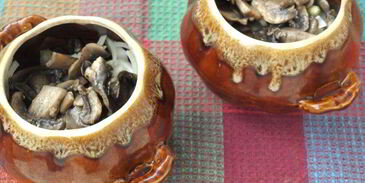 жаркое с мясом, картофелем и грибами в горшочках