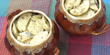 жаркое с мясом, картофелем и грибами в горшочках