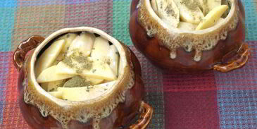 жаркое с мясом, картофелем и грибами в горшочках