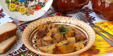 жаркое с мясом, картофелем и грибами в горшочках