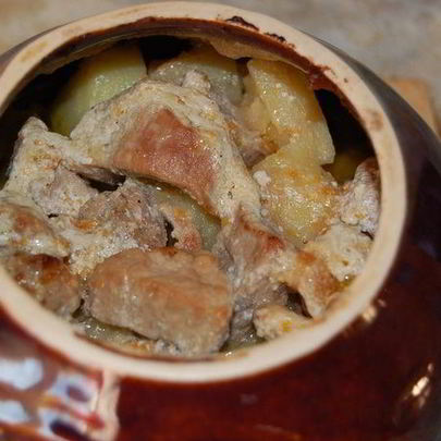 Жаркое со свининой в горшочках