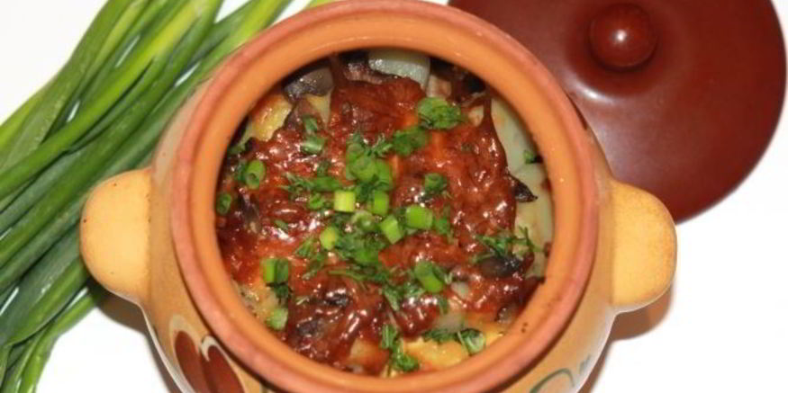 Рецепт жаркого в духовке со свининой и грибами