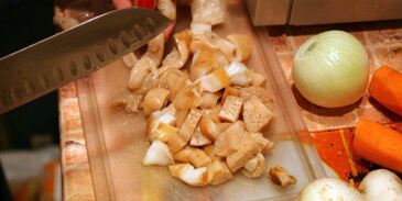 жаркое в горшочках с курицей и грибами