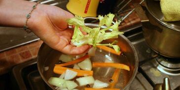 жаркое в горшочках с курицей и грибами