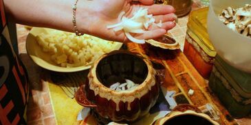 жаркое в горшочках с курицей и грибами