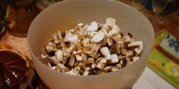 жаркое в горшочках с курицей и грибами