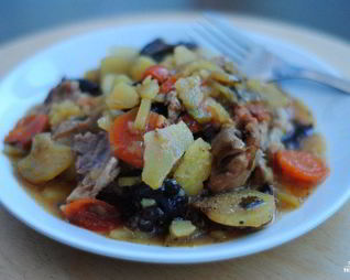 Жаркое в горшочке из курицы с черносливом