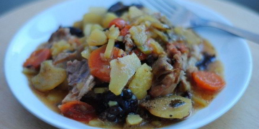 Рецепт жаркого в горшочке из курицы с черносливом