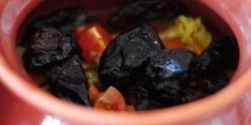 жаркое в горшочке из курицы с черносливом