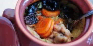 жаркое в горшочке из курицы с черносливом