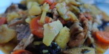 жаркое в горшочке из курицы с черносливом