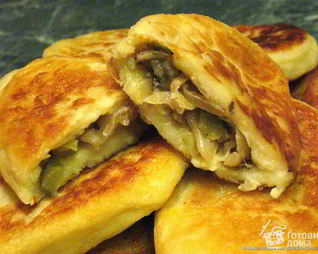 Картофельные зразы с капустой, грибами и солеными огурцами