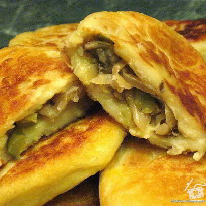 Картофельные зразы с капустой, грибами и солеными огурцами