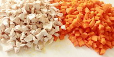 куриные зразы с тыквой, грибами и соусом