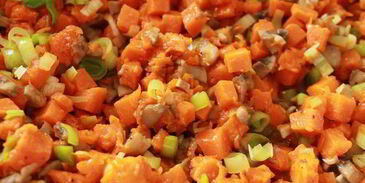 куриные зразы с тыквой, грибами и соусом