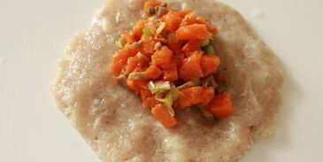 куриные зразы с тыквой, грибами и соусом