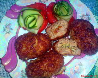 Мясные зразы с зеленью, чесноком и сыром