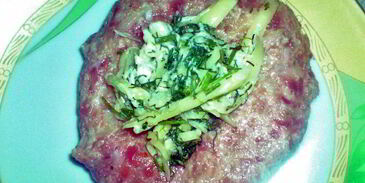 мясные зразы с зеленью, чесноком и сыром