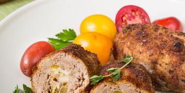 свиные зразы с солеными огурцами