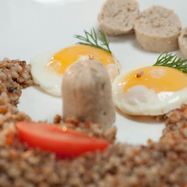 Рецепт Домашних сосисок и гречневая каша с помидорами