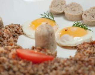 Домашние сосиски и гречневая каша с помидорами