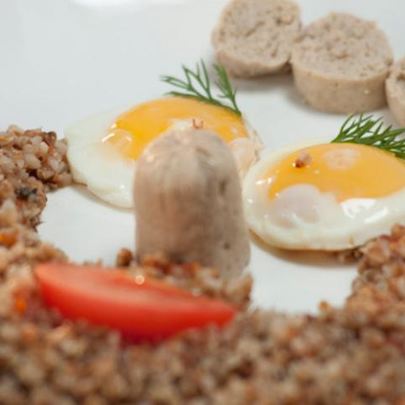 Домашние сосиски и гречневая каша с помидорами