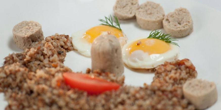 Рецепт домашних сосисок и гречневая каша с помидорами