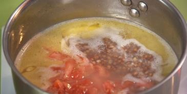 домашние сосиски и гречневая каша с помидорами