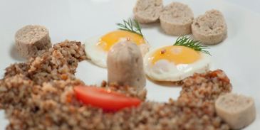 домашние сосиски и гречневая каша с помидорами