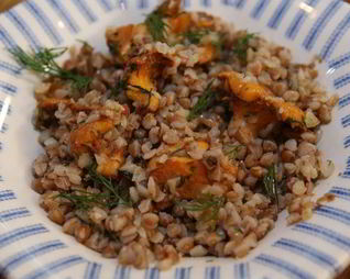 Гречка с грибами, луком и укропом