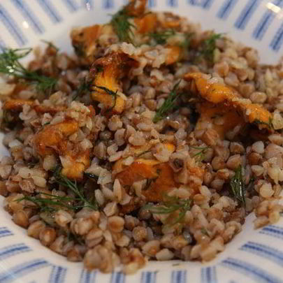 Гречка с грибами, луком и укропом