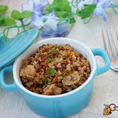 Гречка с курицей в томатно-грибном соусе