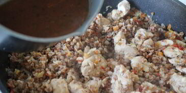 гречка с курицей в томатно-грибном соусе