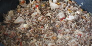 гречка с курицей в томатно-грибном соусе