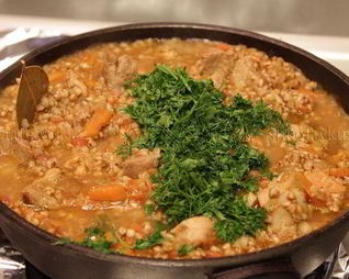 Гречка с мясом и томатами по-купечески