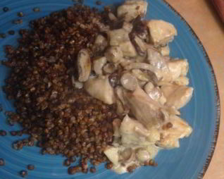 Гречка с рыбой и грибным соусом