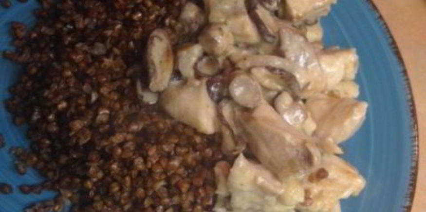 Рецепт гречки с рыбой и грибным соусом