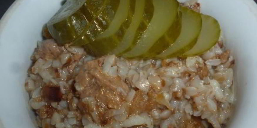 Рецепт гречки с тушенкой на сковороде